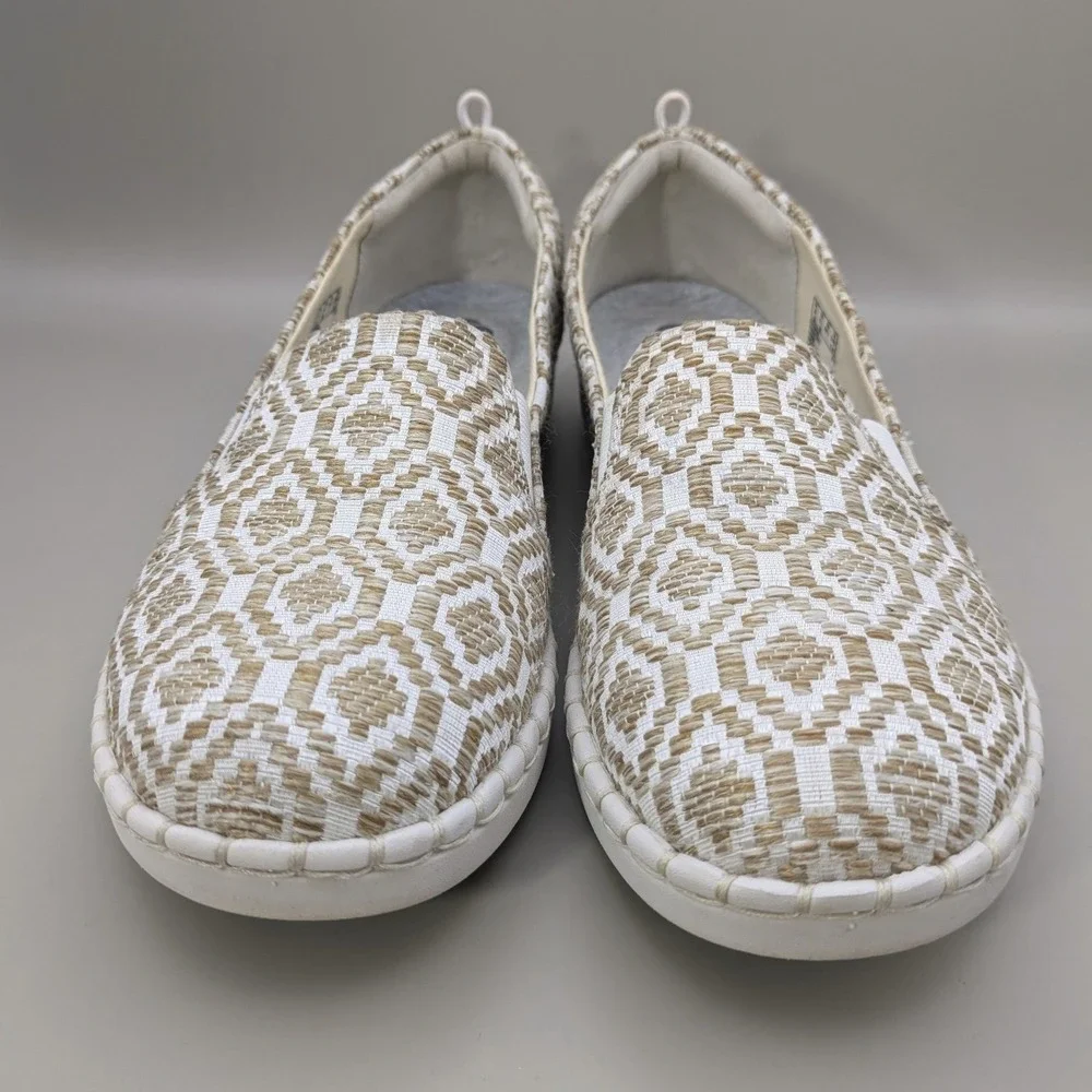 Clarks Womens CloudSteppers Step Glow Slip Flats Beige /‎ White Weave Size 8.5
